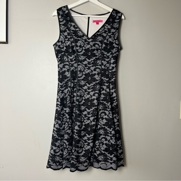 Betsey Johnson White and Black Lace Overlay Sleeveless Dress 10 - Picture 1 of 15